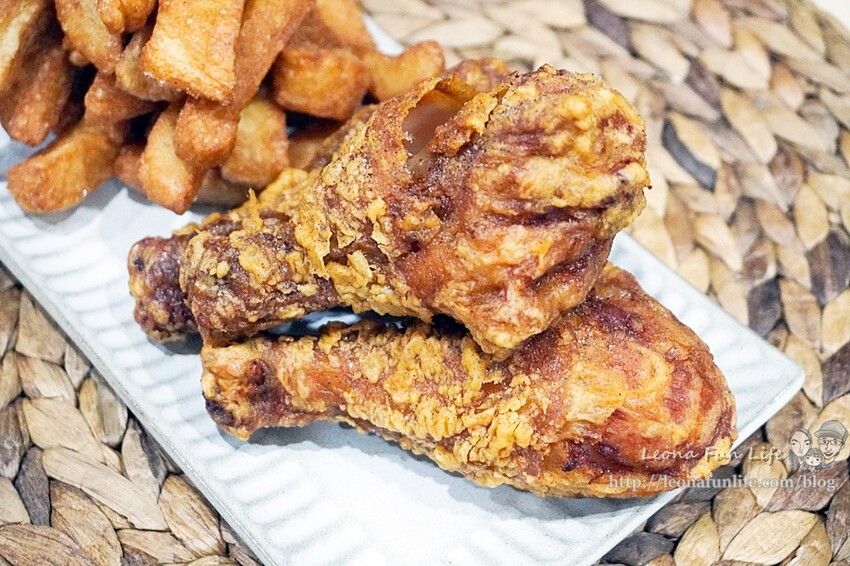 台中太平美食|謝炸雞腿排骨酥-運動場旁飄香炸物攤，下班時間一定要排隊喔~