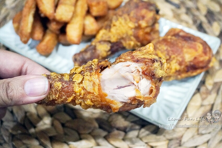 台中太平美食|謝炸雞腿排骨酥-運動場旁飄香炸物攤，下班時間一定要排隊喔~