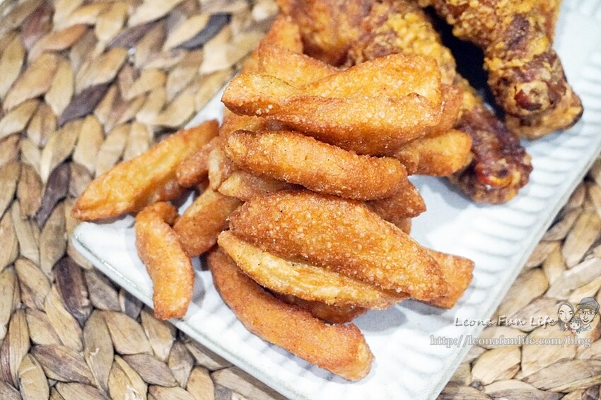 台中太平美食|謝炸雞腿排骨酥-運動場旁飄香炸物攤，下班時間一定要排隊喔~