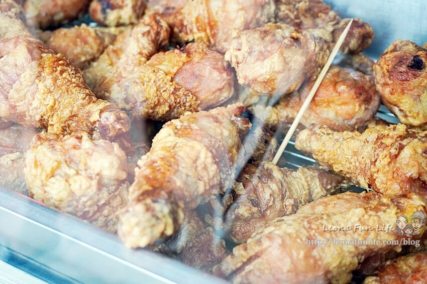 台中太平美食|謝炸雞腿排骨酥-運動場旁飄香炸物攤，下班時間一定要排隊喔~