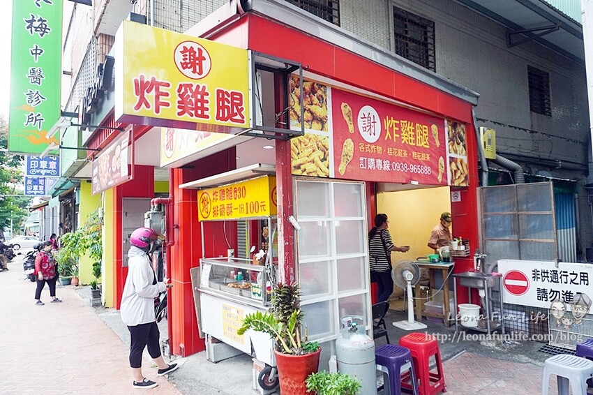 台中太平美食|謝炸雞腿排骨酥-運動場旁飄香炸物攤，下班時間一定要排隊喔~