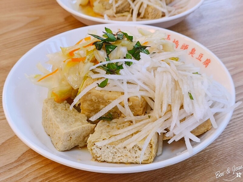 宜蘭玉里臭豆腐礁溪旗艦店》酥脆外皮超唰嘴,泡菜+蘿蔔絲+九層塔一起吃更對味｜點餐攻略,營業時間,菜單價目