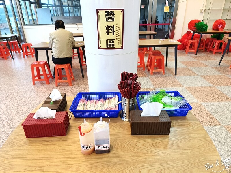 宜蘭玉里臭豆腐礁溪旗艦店》酥脆外皮超唰嘴,泡菜+蘿蔔絲+九層塔一起吃更對味｜點餐攻略,營業時間,菜單價目