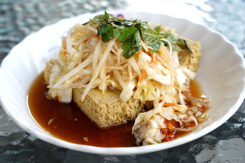 宜蘭玉里臭豆腐礁溪旗艦店》酥脆外皮超唰嘴,泡菜+蘿蔔絲+九層塔一起吃更對味｜點餐攻略,營業時間,菜單價目