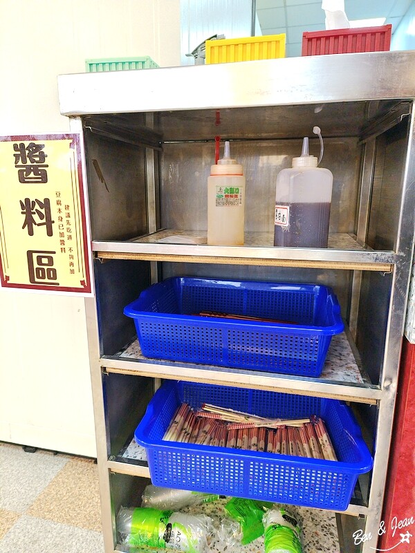 宜蘭玉里臭豆腐礁溪旗艦店》酥脆外皮超唰嘴,泡菜+蘿蔔絲+九層塔一起吃更對味｜點餐攻略,營業時間,菜單價目