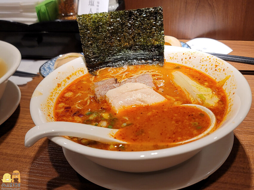 松山民生社區平價美味拉麵-長生塩人,金黃湯底加上雞豬叉燒,一碗不用200元,營業到深夜,台北宵夜好選擇