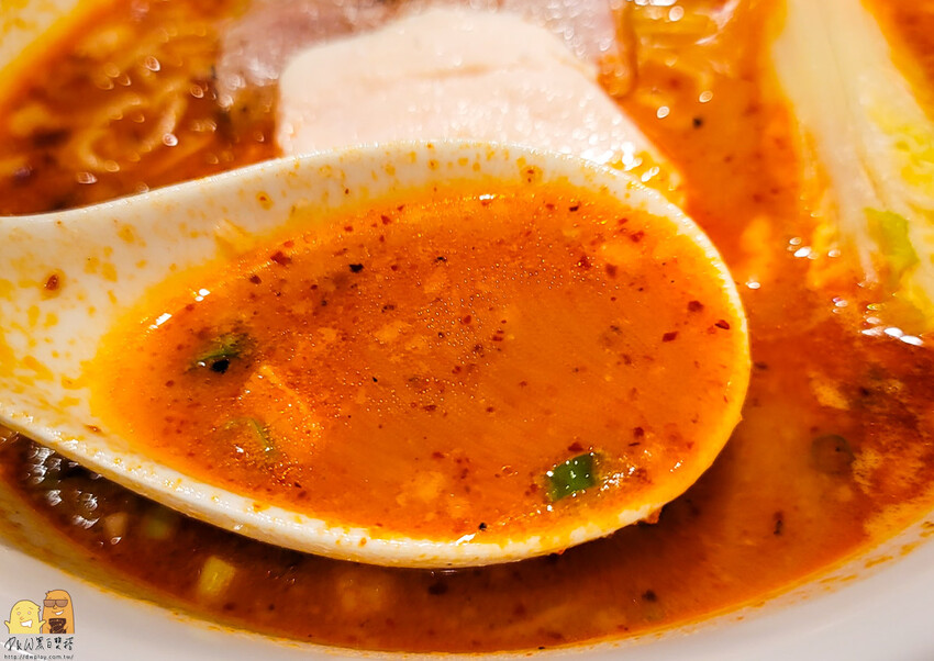 松山民生社區平價美味拉麵-長生塩人,金黃湯底加上雞豬叉燒,一碗不用200元,營業到深夜,台北宵夜好選擇