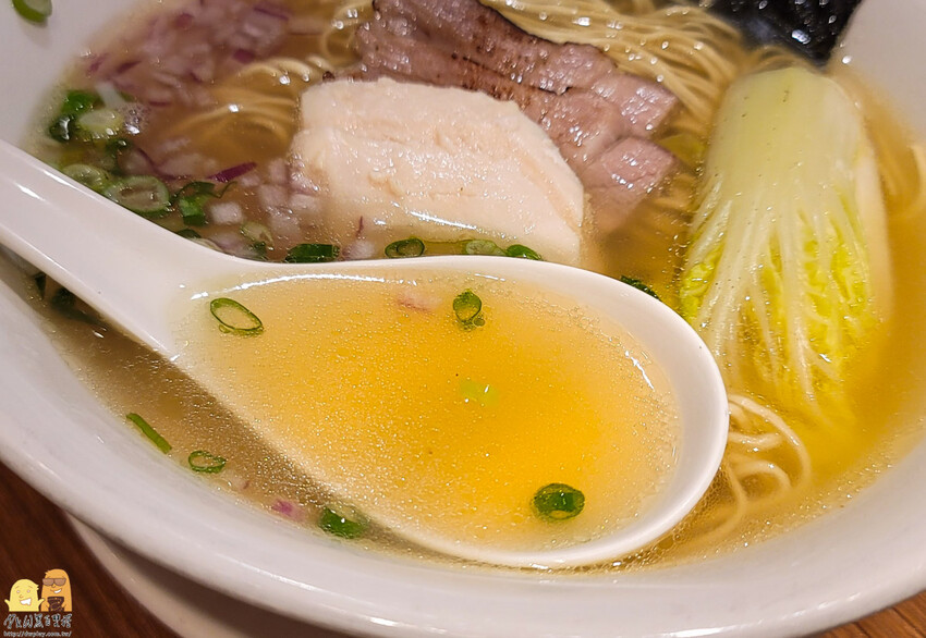 松山民生社區平價美味拉麵-長生塩人,金黃湯底加上雞豬叉燒,一碗不用200元,營業到深夜,台北宵夜好選擇