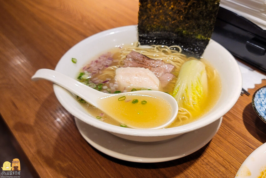 松山民生社區平價美味拉麵-長生塩人,金黃湯底加上雞豬叉燒,一碗不用200元,營業到深夜,台北宵夜好選擇