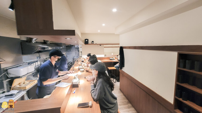 松山民生社區平價美味拉麵-長生塩人,金黃湯底加上雞豬叉燒,一碗不用200元,營業到深夜,台北宵夜好選擇