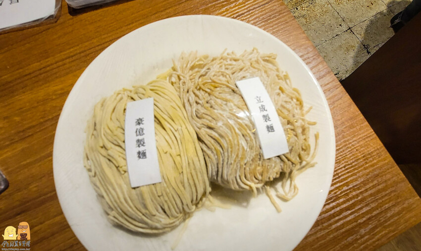 松山民生社區平價美味拉麵-長生塩人,金黃湯底加上雞豬叉燒,一碗不用200元,營業到深夜,台北宵夜好選擇