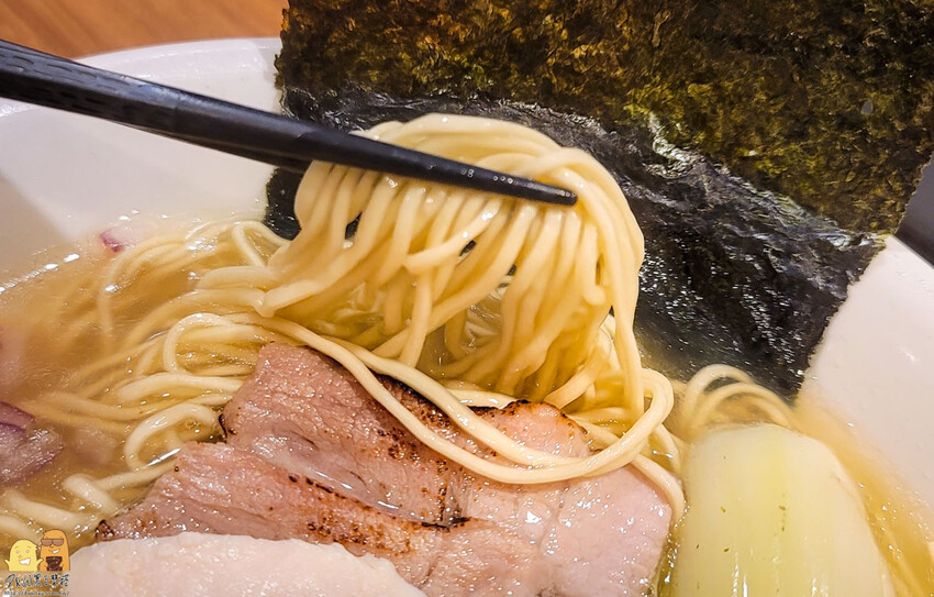 松山民生社區平價美味拉麵-長生塩人,金黃湯底加上雞豬叉燒,一碗不用200元,營業到深夜,台北宵夜好選擇