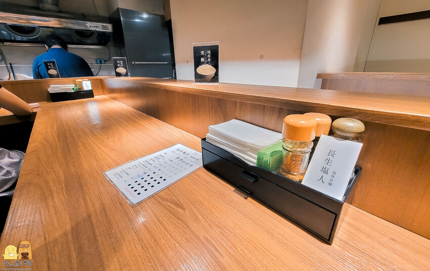 松山民生社區平價美味拉麵-長生塩人,金黃湯底加上雞豬叉燒,一碗不用200元,營業到深夜,台北宵夜好選擇