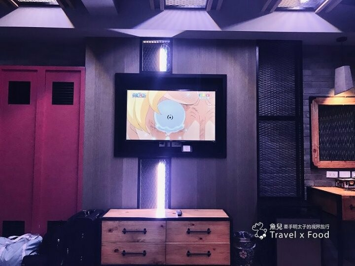 火車站前交通便利，鄰近夜市與各大景點，走下樓就有美食｜樂高主題風、獨具一格的背包客房各種房型，來去 J