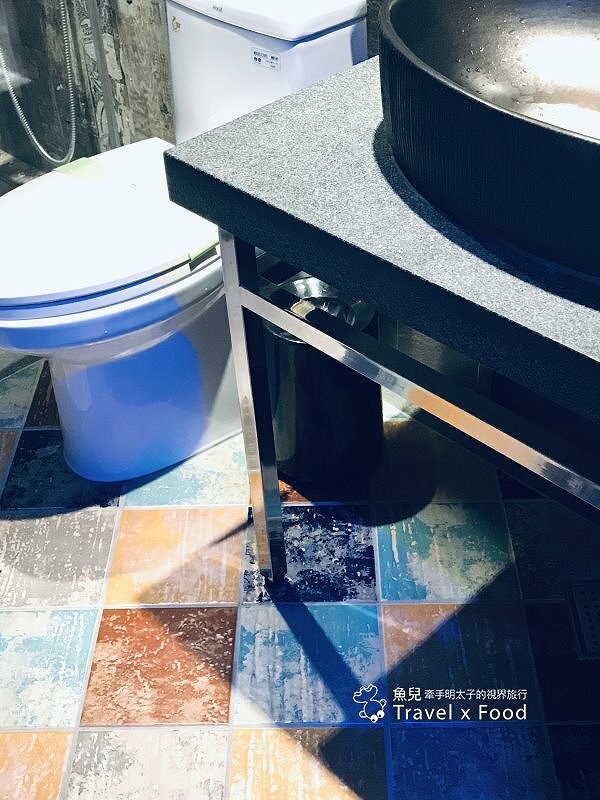 火車站前交通便利，鄰近夜市與各大景點，走下樓就有美食｜樂高主題風、獨具一格的背包客房各種房型，來去 J