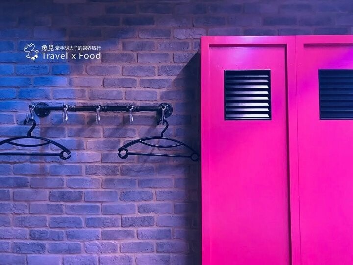 火車站前交通便利，鄰近夜市與各大景點，走下樓就有美食｜樂高主題風、獨具一格的背包客房各種房型，來去 J