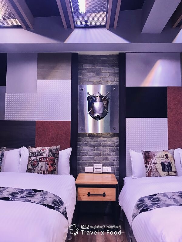 火車站前交通便利，鄰近夜市與各大景點，走下樓就有美食｜樂高主題風、獨具一格的背包客房各種房型，來去 J