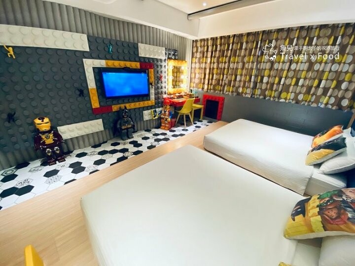 火車站前交通便利，鄰近夜市與各大景點，走下樓就有美食｜樂高主題風、獨具一格的背包客房各種房型，來去 J