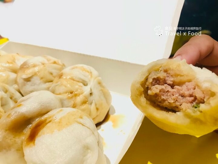 火車站前交通便利，鄰近夜市與各大景點，走下樓就有美食｜樂高主題風、獨具一格的背包客房各種房型，來去 J