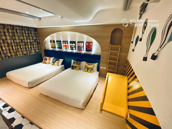 火車站前交通便利，鄰近夜市與各大景點，走下樓就有美食｜樂高主題風、獨具一格的背包客房各種房型，來去 J