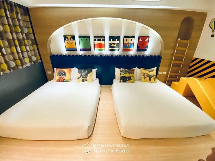 火車站前交通便利，鄰近夜市與各大景點，走下樓就有美食｜樂高主題風、獨具一格的背包客房各種房型，來去 J