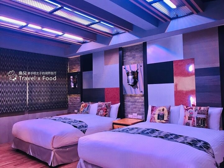 火車站前交通便利，鄰近夜市與各大景點，走下樓就有美食｜樂高主題風、獨具一格的背包客房各種房型，來去 J