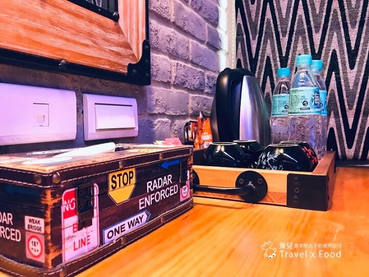 火車站前交通便利，鄰近夜市與各大景點，走下樓就有美食｜樂高主題風、獨具一格的背包客房各種房型，來去 J