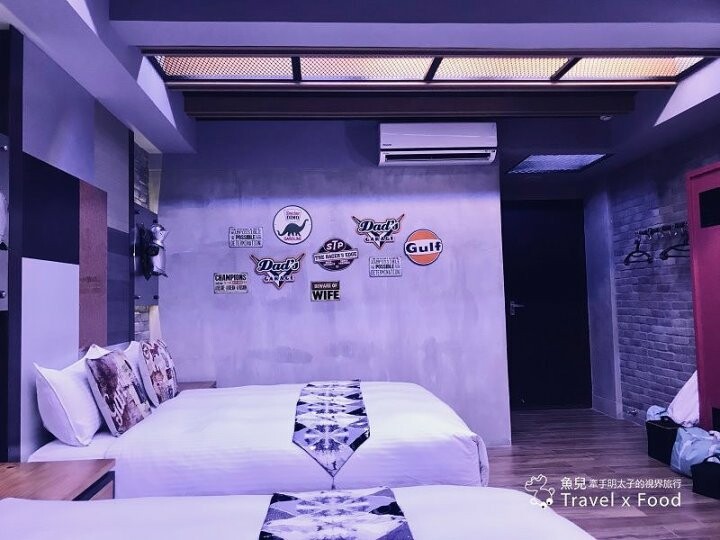 火車站前交通便利，鄰近夜市與各大景點，走下樓就有美食｜樂高主題風、獨具一格的背包客房各種房型，來去 J