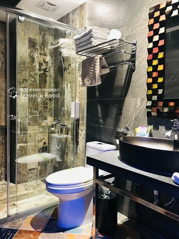 火車站前交通便利，鄰近夜市與各大景點，走下樓就有美食｜樂高主題風、獨具一格的背包客房各種房型，來去 J