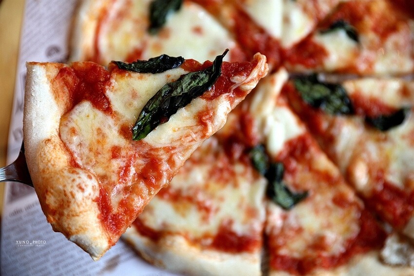 pizza控看過來!現點現作手作披薩 窯燒後的餅皮香讓人口水直流|默爾pasta pizza-誠品新板店(2023新北板橋