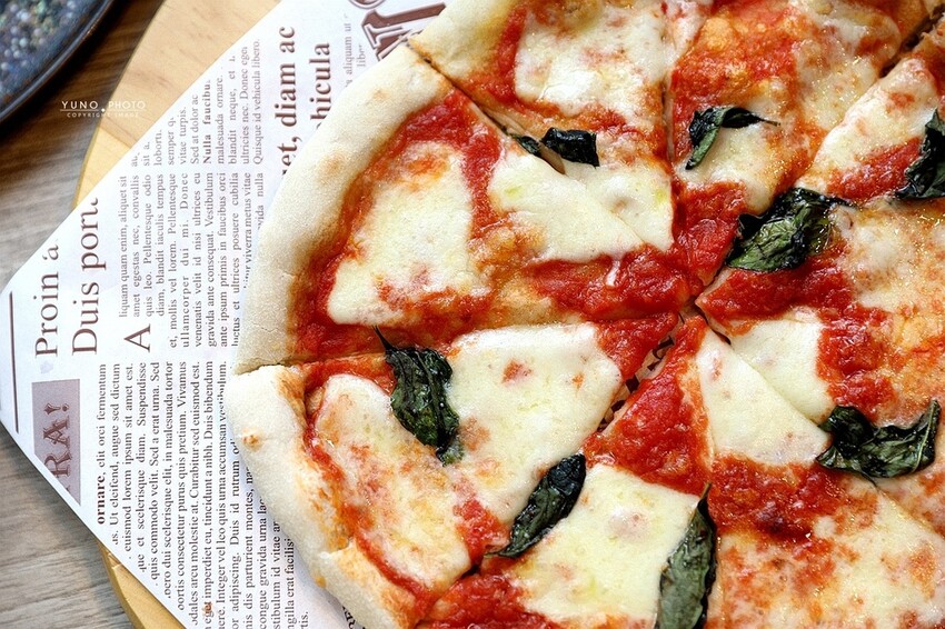 pizza控看過來!現點現作手作披薩 窯燒後的餅皮香讓人口水直流|默爾pasta pizza-誠品新板店(2023新北板橋