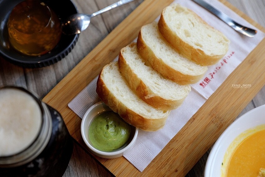 pizza控看過來!現點現作手作披薩 窯燒後的餅皮香讓人口水直流|默爾pasta pizza-誠品新板店(2023新北板橋