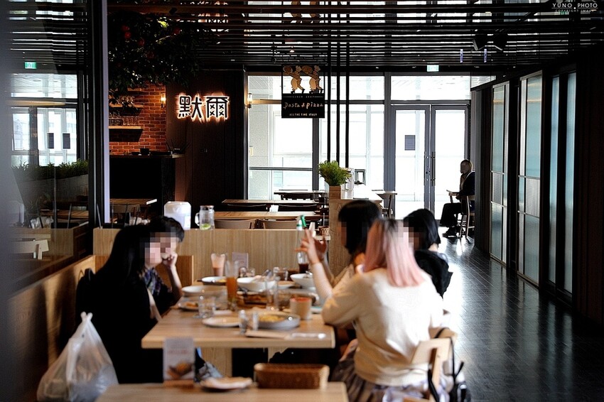 pizza控看過來!現點現作手作披薩 窯燒後的餅皮香讓人口水直流|默爾pasta pizza-誠品新板店(2023新北板橋