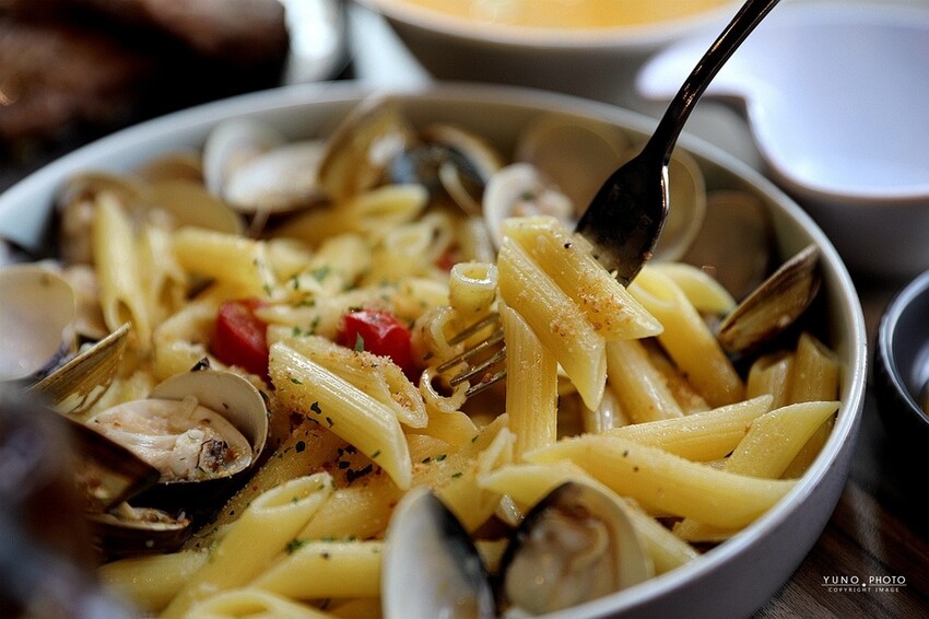 pizza控看過來!現點現作手作披薩 窯燒後的餅皮香讓人口水直流|默爾pasta pizza-誠品新板店(2023新北板橋