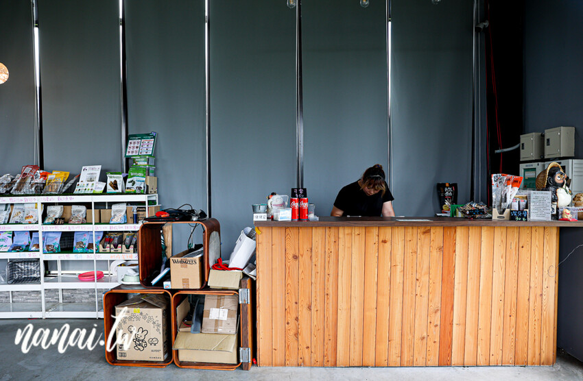 帶狗狗一起去台式熱炒寵物友善餐廳,還有超大草坪可以跑跳放風,重點開到晚上23:00,晚上肚子餓救星,台中野沐私房菜