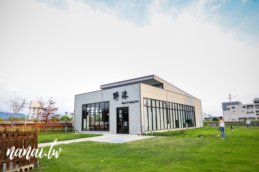 帶狗狗一起去台式熱炒寵物友善餐廳,還有超大草坪可以跑跳放風,重點開到晚上23:00,晚上肚子餓救星,台中野沐私房菜