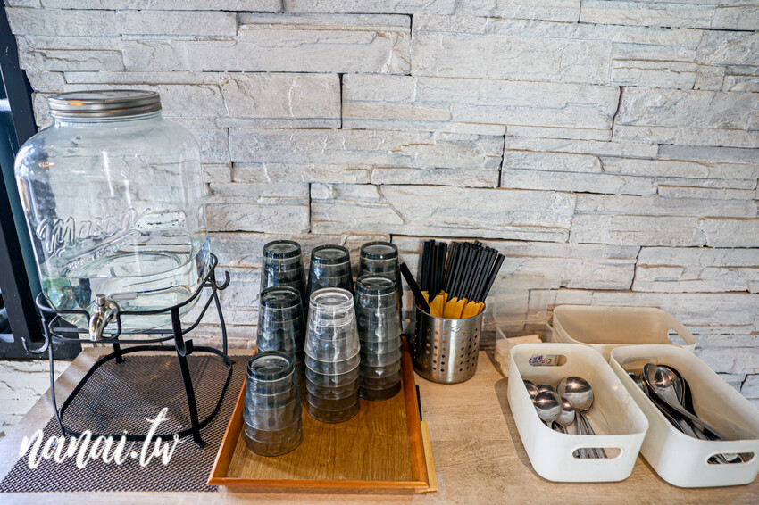 帶狗狗一起去台式熱炒寵物友善餐廳,還有超大草坪可以跑跳放風,重點開到晚上23:00,晚上肚子餓救星,台中野沐私房菜