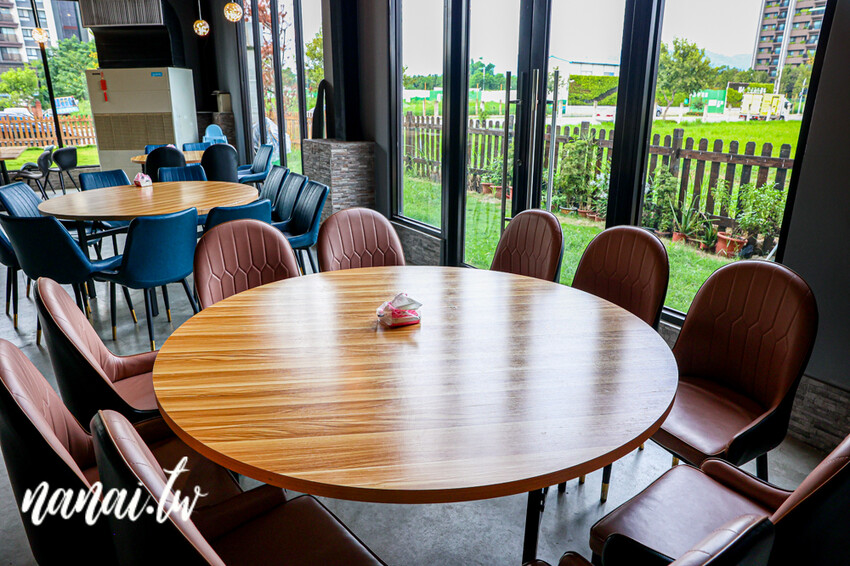 帶狗狗一起去台式熱炒寵物友善餐廳,還有超大草坪可以跑跳放風,重點開到晚上23:00,晚上肚子餓救星,台中野沐私房菜