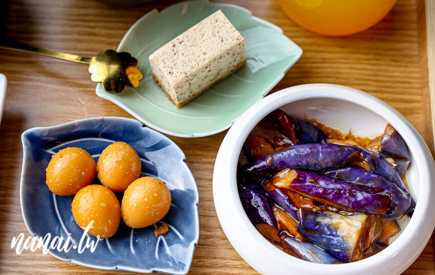 帶狗狗一起去台式熱炒寵物友善餐廳,還有超大草坪可以跑跳放風,重點開到晚上23:00,晚上肚子餓救星,台中野沐私房菜