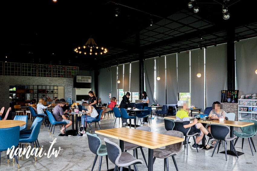 帶狗狗一起去台式熱炒寵物友善餐廳,還有超大草坪可以跑跳放風,重點開到晚上23:00,晚上肚子餓救星,台中野沐私房菜