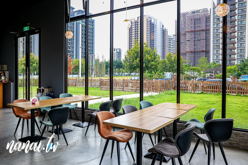 帶狗狗一起去台式熱炒寵物友善餐廳,還有超大草坪可以跑跳放風,重點開到晚上23:00,晚上肚子餓救星,台中野沐私房菜