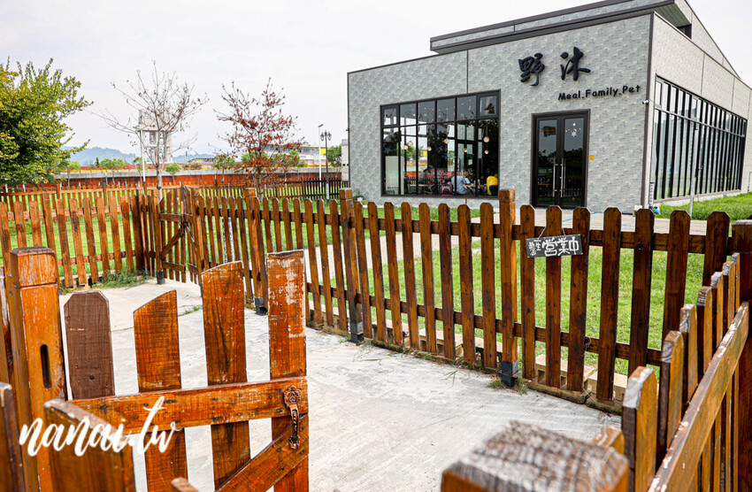 帶狗狗一起去台式熱炒寵物友善餐廳,還有超大草坪可以跑跳放風,重點開到晚上23:00,晚上肚子餓救星,台中野沐私房菜