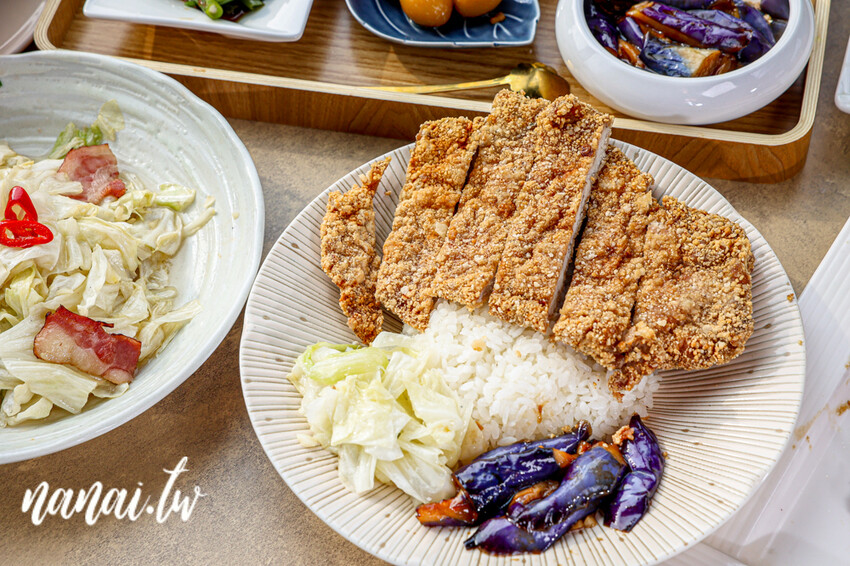 帶狗狗一起去台式熱炒寵物友善餐廳,還有超大草坪可以跑跳放風,重點開到晚上23:00,晚上肚子餓救星,台中野沐私房菜