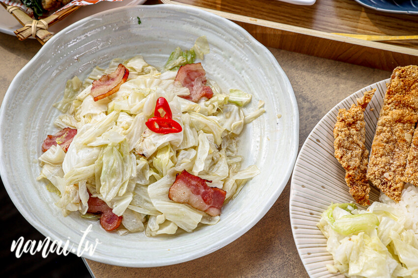 帶狗狗一起去台式熱炒寵物友善餐廳,還有超大草坪可以跑跳放風,重點開到晚上23:00,晚上肚子餓救星,台中野沐私房菜