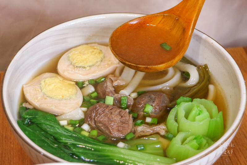 宅配美食｜彷彿現煮的美味！濃郁湯頭、牛香氣四溢～懶人福音牛肉麵！紅燒牛肉麵、剝皮辣椒牛肉麵｜大成享點子