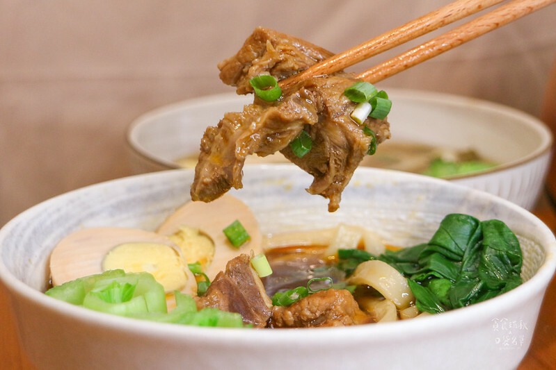 宅配美食｜彷彿現煮的美味！濃郁湯頭、牛香氣四溢～懶人福音牛肉麵！紅燒牛肉麵、剝皮辣椒牛肉麵｜大成享點子