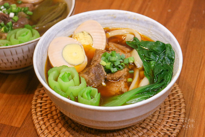 宅配美食｜彷彿現煮的美味！濃郁湯頭、牛香氣四溢～懶人福音牛肉麵！紅燒牛肉麵、剝皮辣椒牛肉麵｜大成享點子