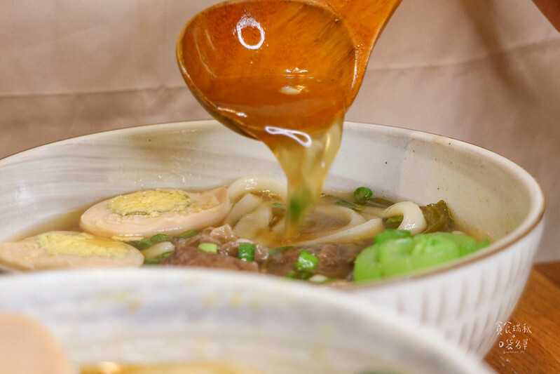 宅配美食｜彷彿現煮的美味！濃郁湯頭、牛香氣四溢～懶人福音牛肉麵！紅燒牛肉麵、剝皮辣椒牛肉麵｜大成享點子