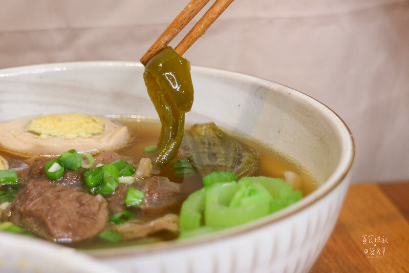 宅配美食｜彷彿現煮的美味！濃郁湯頭、牛香氣四溢～懶人福音牛肉麵！紅燒牛肉麵、剝皮辣椒牛肉麵｜大成享點子