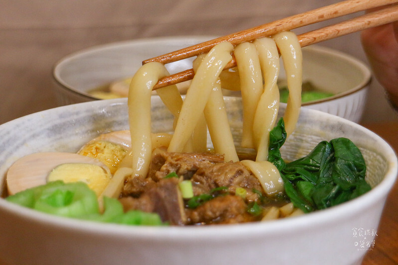 宅配美食｜彷彿現煮的美味！濃郁湯頭、牛香氣四溢～懶人福音牛肉麵！紅燒牛肉麵、剝皮辣椒牛肉麵｜大成享點子